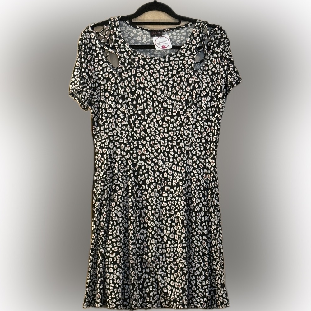 Sheila Rose Black and White Patterned Short Sleeve dress with peekaboo shoulders